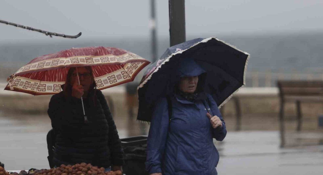 Bursa'nın Mudanya ilçesinde, Türk Hava Kuvvetleri'nin akrobasi timi Türk Yıldızları'nın