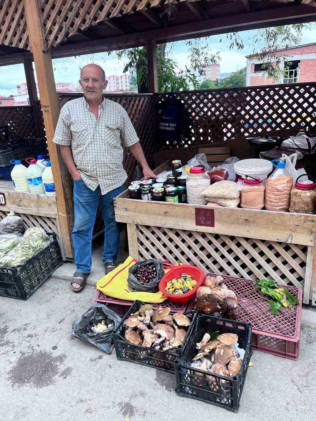 Sinop'un Türkeli ilçesinde pazarda sonbahar bereketi yaşanıyor. İlk kestaneler 400-500