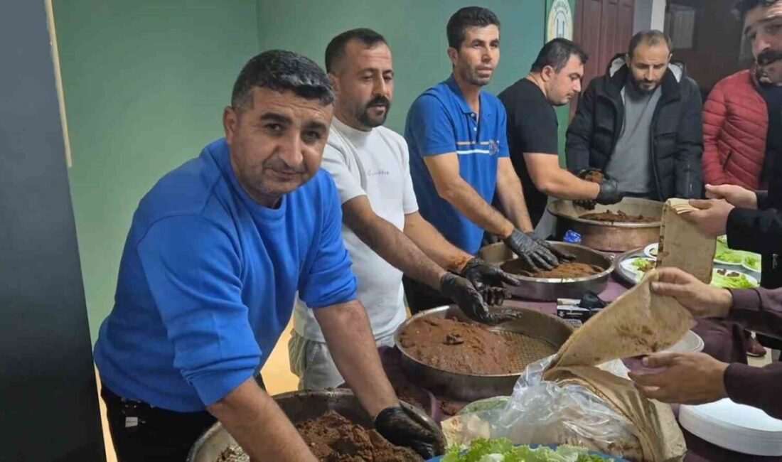 Tekirdağ’da A Milli Takım’ın Galibiyeti Coşkuyla Kutlandı: Bir Bin Kişilik Çiğ Köfte Şöleni A Milli Takım'ın Gürcistan'ı yenmesiyle Tekirdağ'daki Şanlıurfalılar Derneği coşkuyla kutlandı.