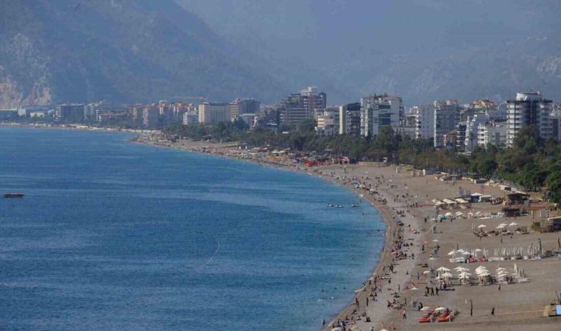 Antalya’da Ekim Ayında Yaz Havası, Turist ve Sakinleri Plajda Buluşturdu Antalya, Ekim ayında kış koşullarının yaşandığı Türkiye’nin diğer illerine kıyasla
