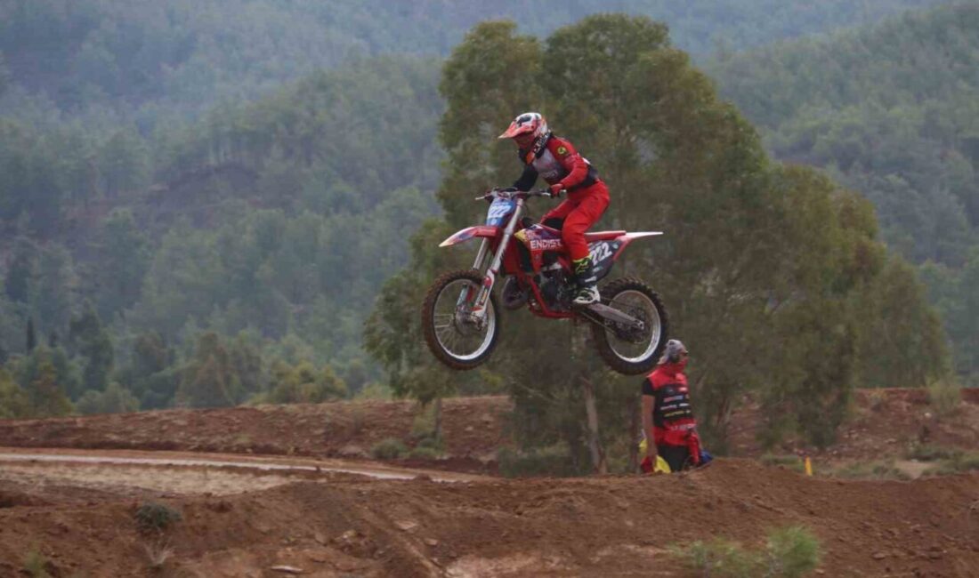 Fethiye’de Motosiklet Yarışları Heyecanı: 107 Sporcu Çeşitli Kategorilerde Mücadele Etti Fethiye’de düzenlenen off-road yarışlarına 107 sporcu katıldı. TMF İl Temsilcisi