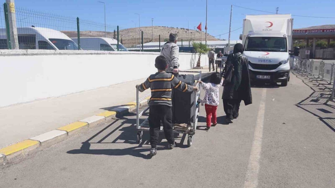 Suriye'deki iç savaş sonrası Türkiye'deki Suriyelilerin dönüşleri devam ediyor. Mustafa