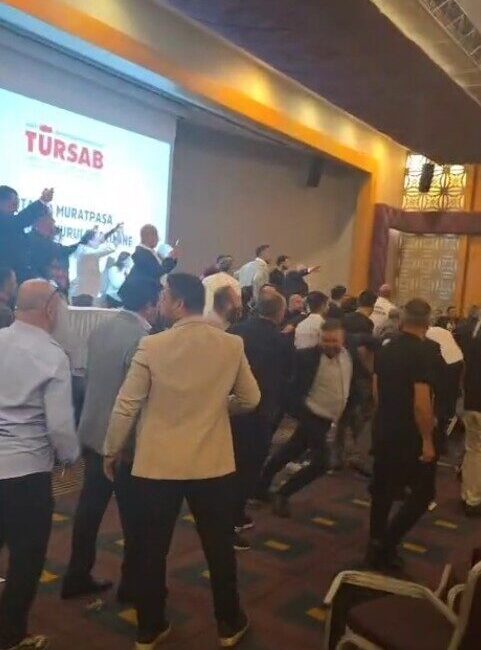 TÜRSAB Muratpaşa Seçimlerinde Gergin Anlar: Adaylar Arasında Fiziksel Kavga Yaşandı Antalya'da TÜRSAB Muratpaşa Bölge Temsil Kurulu seçimlerinde gerginlik yaşandı. Oktay
