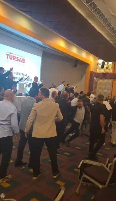 Antalya'da TÜRSAB Muratpaşa Bölge Temsil Kurulu seçimlerinde gerginlik yaşandı. Oktay
