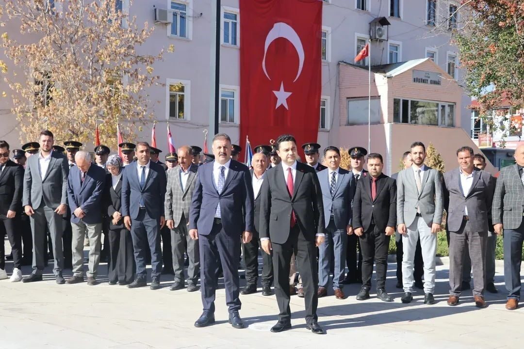 Ağrı'nın Tutak ilçesinde Cumhuriyet Bayramı'nın 102. yılı dolayısıyla çelenk sunma