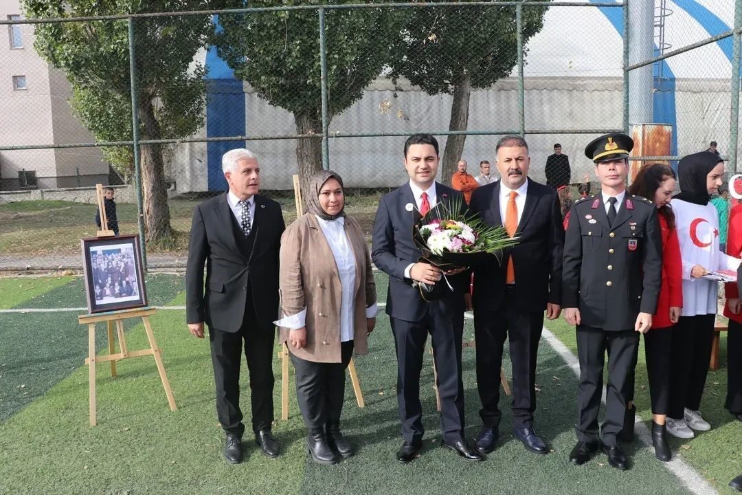 Ağrı’nın Tutak ilçesinde 29 Ekim Cumhuriyet Bayramı, resmi törenlerle kutlandı.