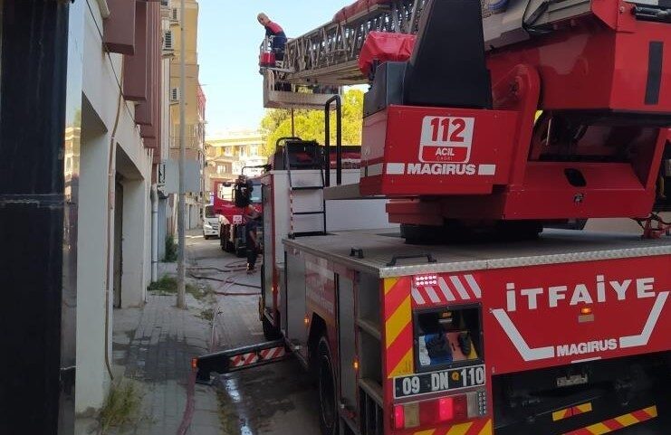 Aydın’ın Efeler ilçesinde tuvalette mahsur kalan birey itfaiye tarafından kurtarıldı. Aydın'ın Efeler ilçesinde bir evin tuvaletinde mahsur kalan şahıs, itfaiye