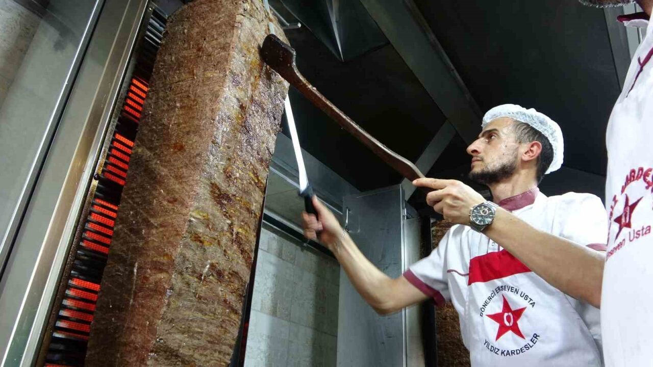 İstanbul’da 30 Yıldır Seyyar Olarak Hizmet Veren Dönerci, Tuzla’da Sabit Mekan Açtı