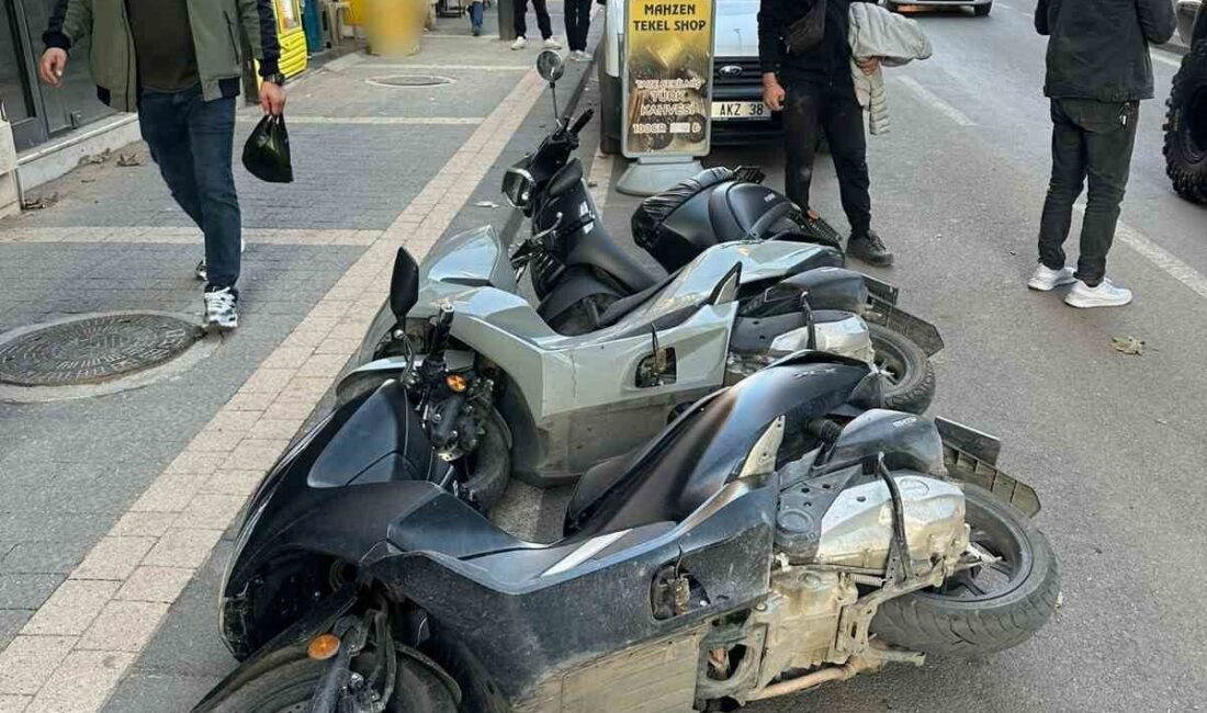 Balıkesir'in Erdek ilçesinde bir otomobil, kontrolünü kaybederek park halindeki üç