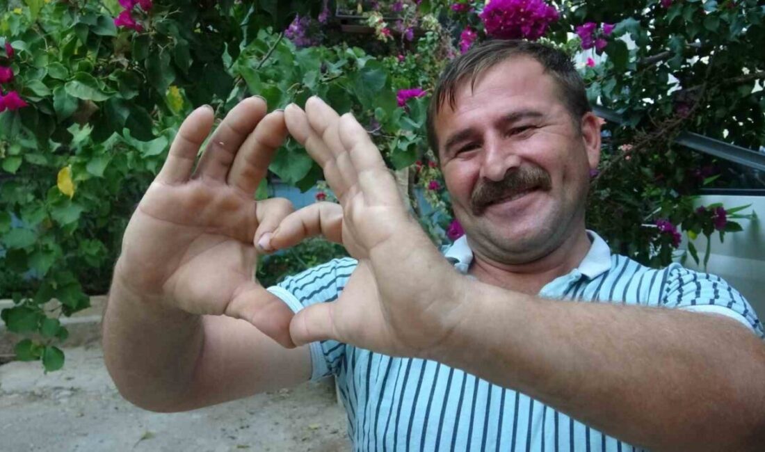 Antalya Havalimanı'nda bagaj yüklemesi sırasında sergilediği neşeli tavırlarla dikkat çeken