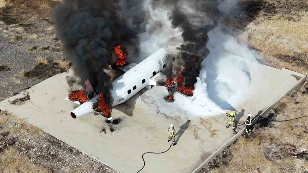 Adıyaman'da düzenlenen acil durum tatbikatında, 82 kişilik yolcu uçağı pist