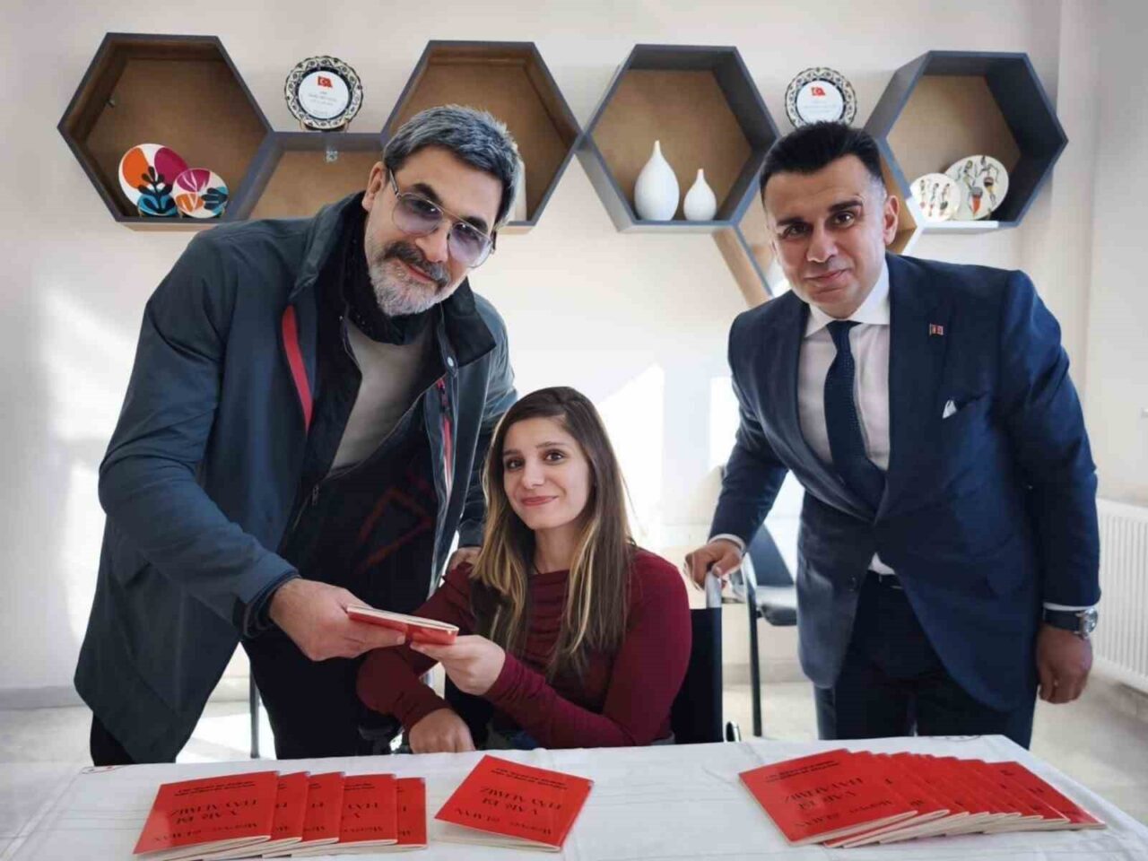 Sanatçı Uğur Işılak, Erzurum Engelsiz Yaşam Merkezi'ni ziyaret ederek özel