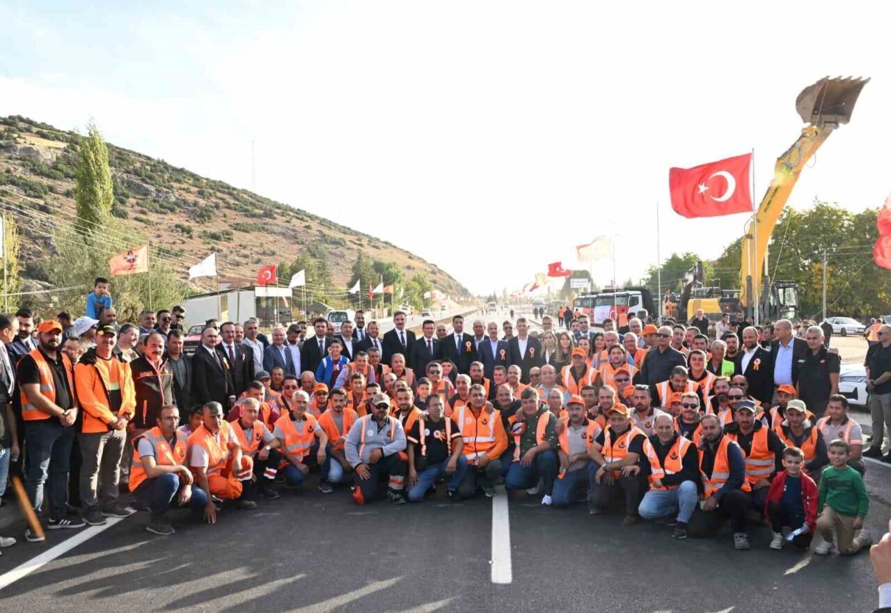 Ulaştırma ve Altyapı Bakanı Abdulkadir Uraloğlu, Elmalı'da 29 kilometrelik yeni