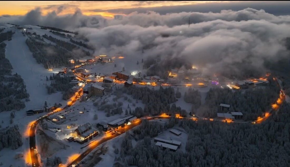 Uludağ’daki Otellerde Sıkı Denetim: Yangın Güvenliği İçin Kış Sezonuna Hazırlık Başladı Uludağ'daki oteller, 31 Aralık 2025'e kadar eksikliklerini tamamlamak zorunda. Yangın