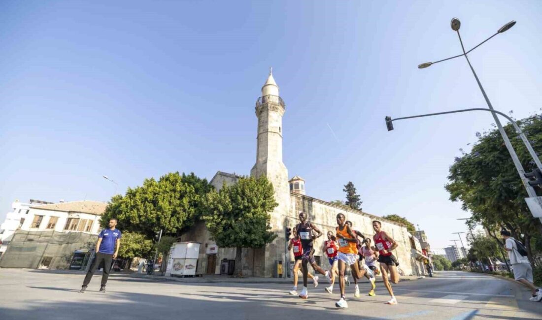 Mersin'de gerçekleştirilen 17. Uluslararası Tarsus Yarı Maratonu'nda 432 sporcu yarıştı.