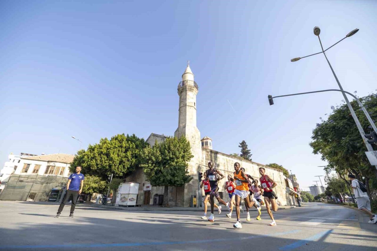 Mersin'de gerçekleştirilen 17. Uluslararası Tarsus Yarı Maratonu'nda 432 sporcu yarıştı.