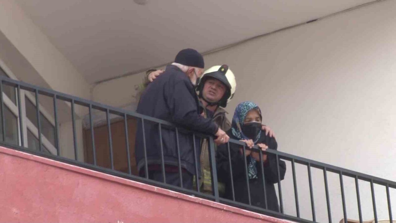 Ümraniye'de üç katlı bir binanın çatı katında çıkan yangında, evlerinde