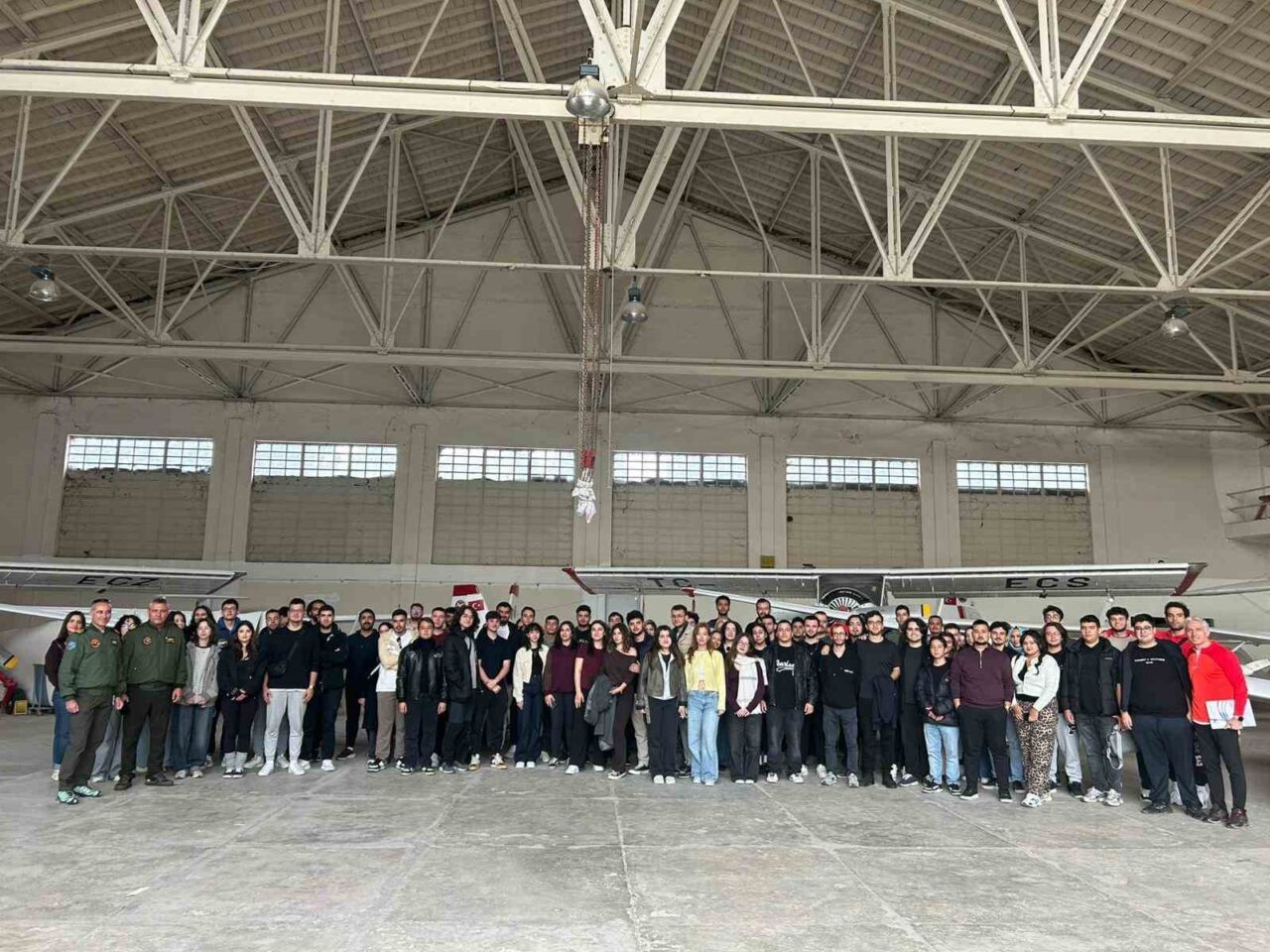 Eskişehir'de 95 üniversite öğrencisi, İnönü Havacılık Eğitim Merkezi'ni gezerek havacılık
