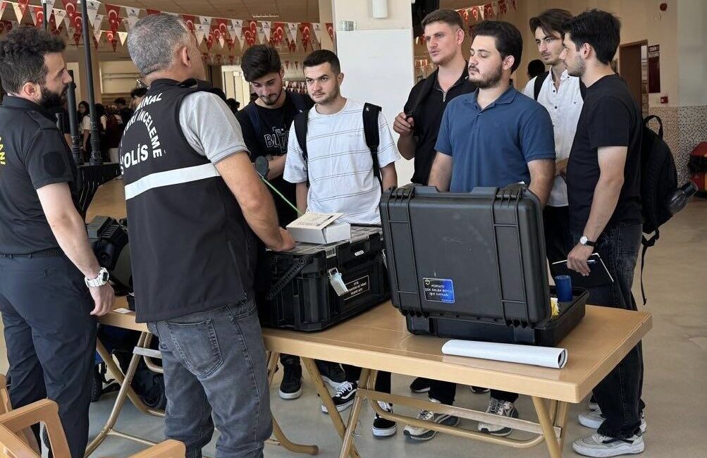 Düzce Üniversitesi’nde Emniyet Ekiplerinden Öğrencilere Güvenlik Bilgilendirmesi Düzce İl Emniyet Müdürlüğü, Düzce Üniversitesi'nde düzenlediği stantta öğrencilere asayiş