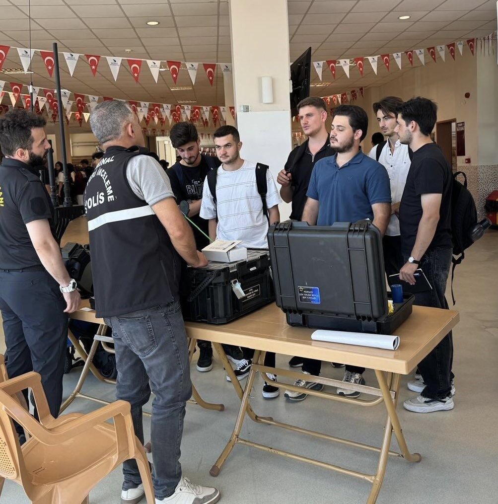 Düzce İl Emniyet Müdürlüğü, Düzce Üniversitesi'nde düzenlediği stantta öğrencilere asayiş
