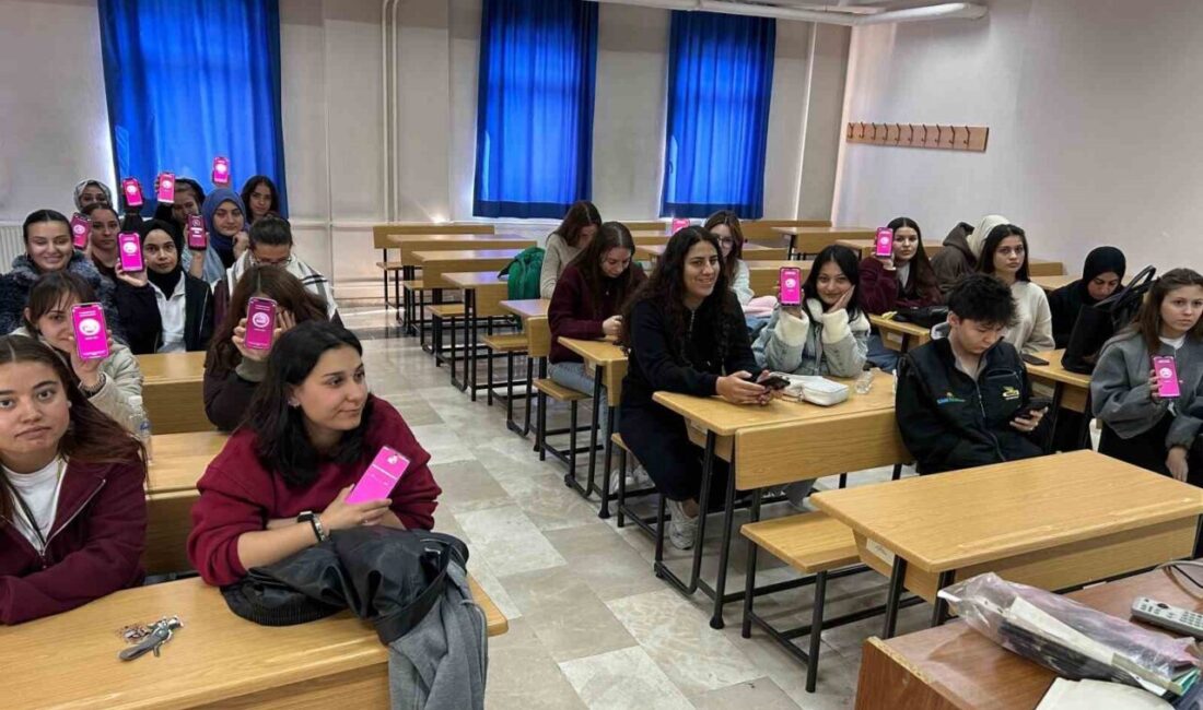 Afyonkarahisar’da polis, üniversite öğrencilerine kadına yönelik şiddetle mücadele konusunda eğitim vererek KADES uygulamasını tanıttı. Afyonkarahisar'da polis, Sinanpaşa Meslek Yüksek Okulu'nda öğrencilere kadına yönelik şiddetle