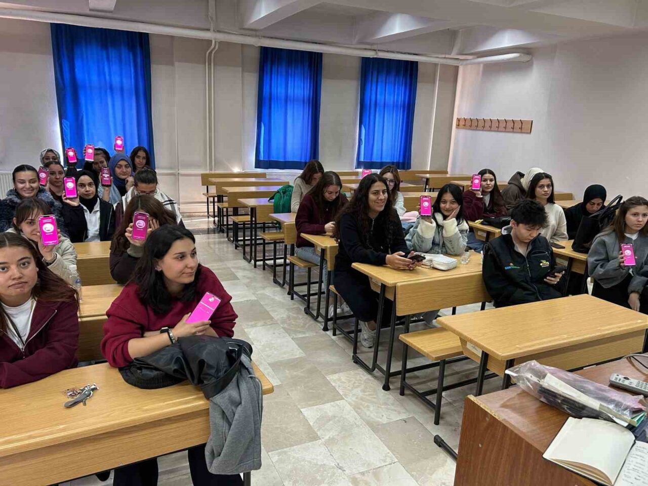 Afyonkarahisar'da polis, Sinanpaşa Meslek Yüksek Okulu'nda öğrencilere kadına yönelik şiddetle