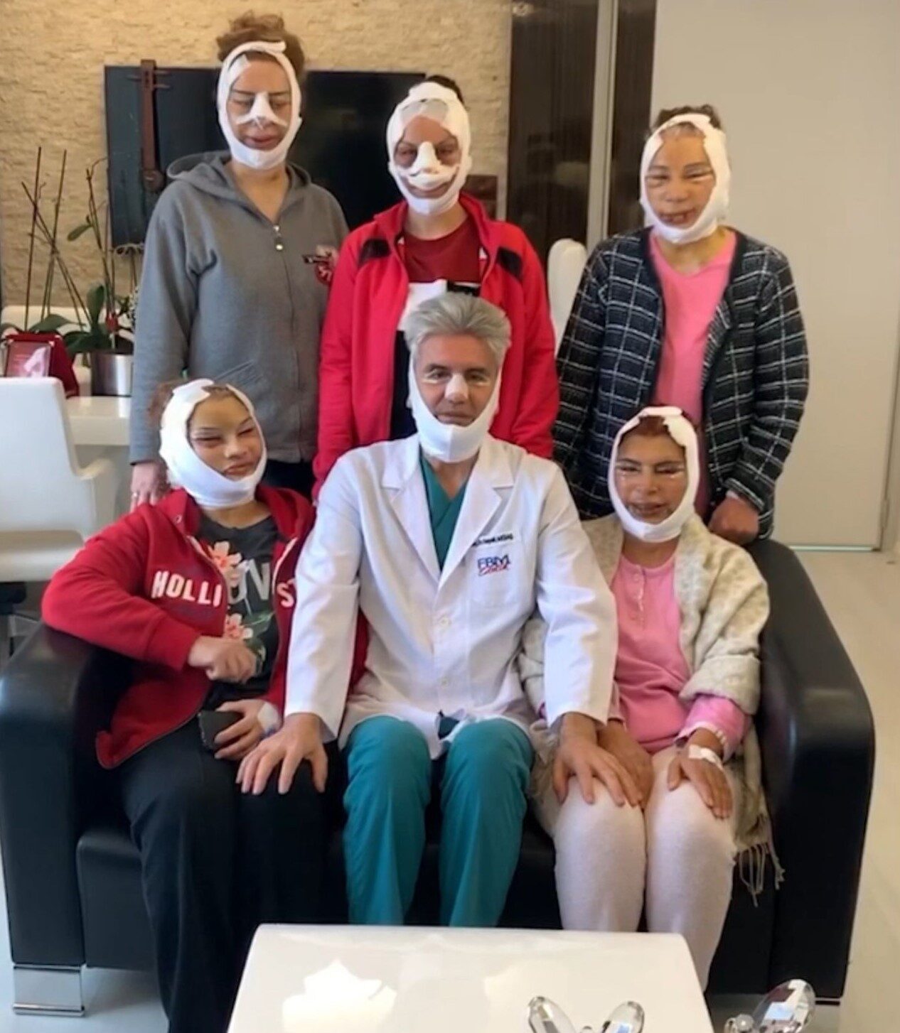 Prof. Dr. Hayati Akbaş, Samsun'daki FBM Tıp Merkezi'nde yüz germe