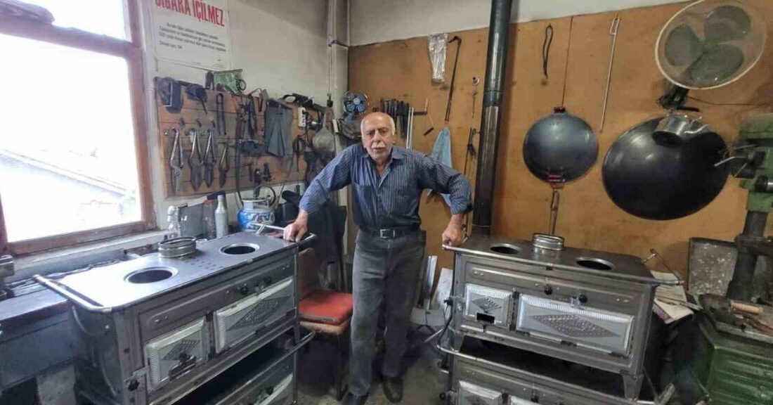 Kemaliye'de 55 yıldır sobacılık yapan 68 yaşındaki Mehmet Akbaş, bu