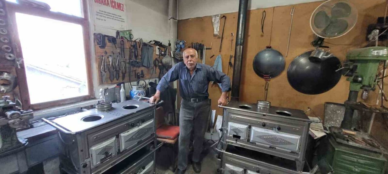 Kemaliye'de 55 yıldır sobacılık yapan 68 yaşındaki Mehmet Akbaş, bu