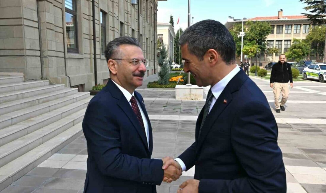 Uşak Valisi Naci Aktaş, Vali Hüseyin Aksoy ile bir araya geldi. Uşak Valisi Dr. Naci Aktaş, Vali Hüseyin Aksoy'u makamında ziyaret