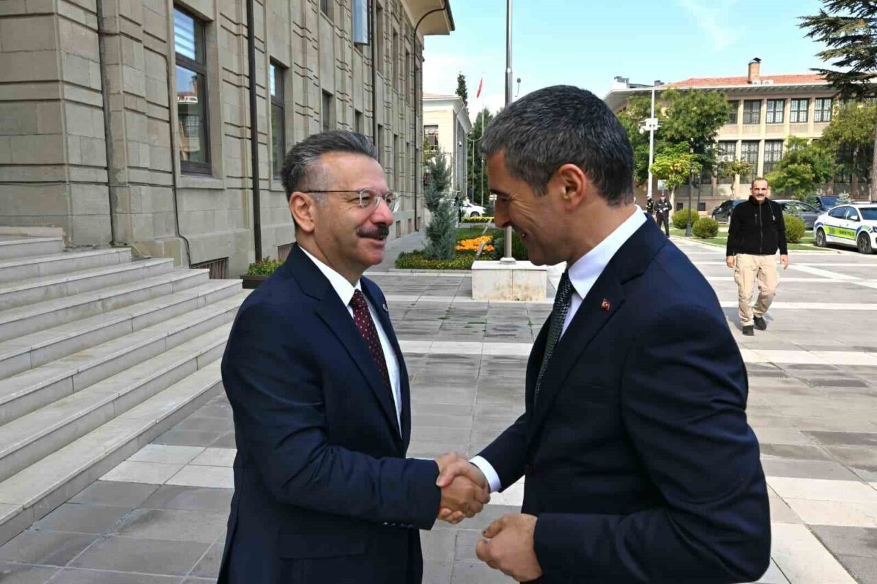 Uşak Valisi Dr. Naci Aktaş, Vali Hüseyin Aksoy'u makamında ziyaret
