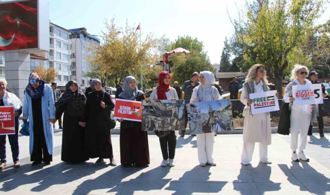 Uşak'ta bir grup kadın, Gazze'ye destek amacıyla "Gazze İçin Sessiz