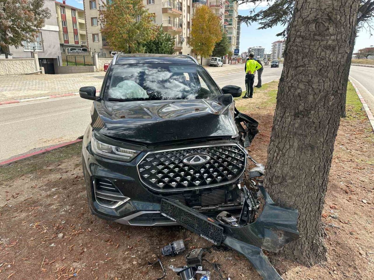 Uşak'ta A.Ç. (36) yönetimindeki cip, direksiyon hakimiyetinin kaybolması sonucu refüjdeki