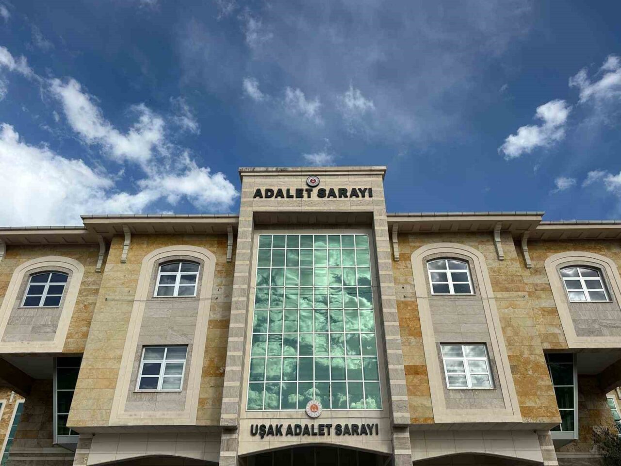 Uşak'ta H.Ö., babası Y.Ö., babaannesi R.Ö. ve komşusu Z.B.'yi bıçaklayarak