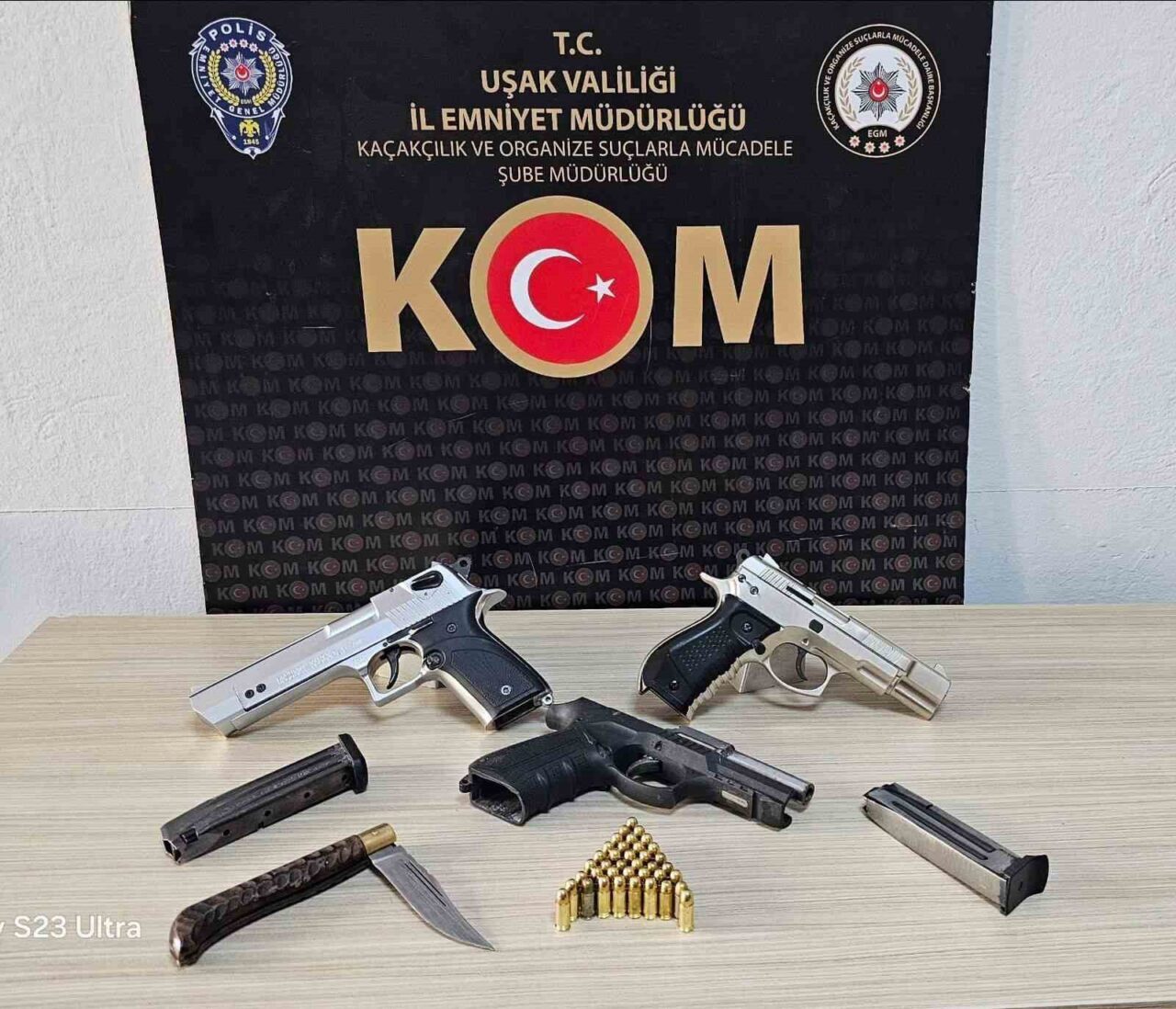 Uşak'ta gerçekleştirilen KOM operasyonunda 15 bin 80 adet kaçak makaron,