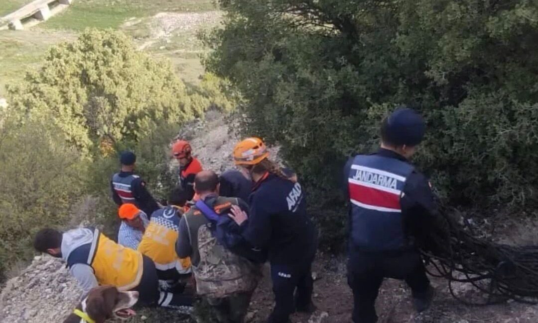 Ulubey’de Avlanırken Dere Yatağına Düşen Kişi Hastaneye Sevk Edildi Uşak'ın Ulubey ilçesinde avlanma sırasında dengesini kaybederek dere yatağına düşen