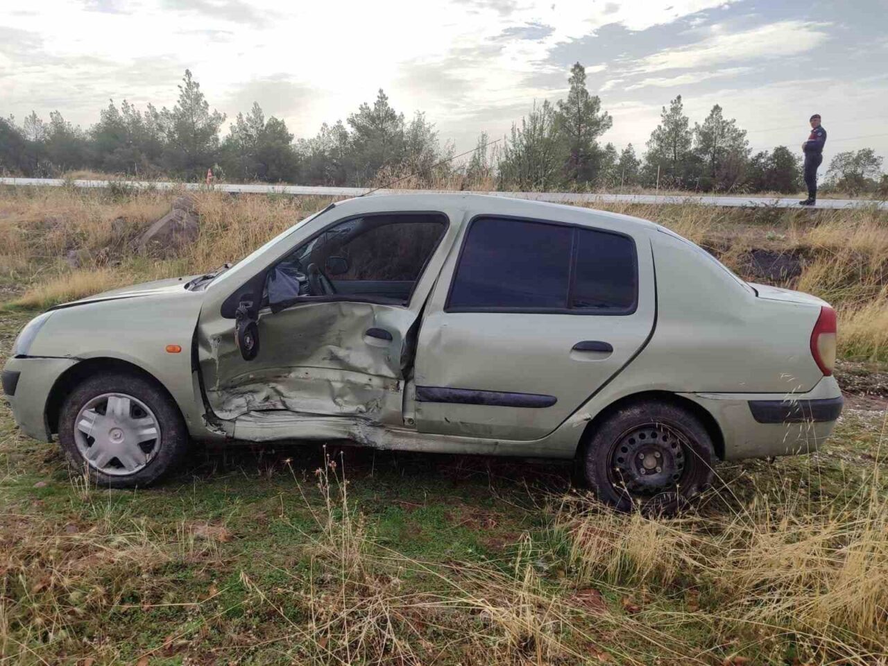 Uşak'ın Eşme ilçesinde hafif ticari araç ve otomobil çarpıştı, 5