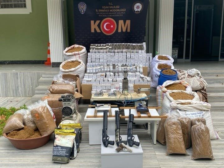 Uşak İl Emniyet Müdürlüğü, 12 adrese düzenlenen operasyonda 330 kilo