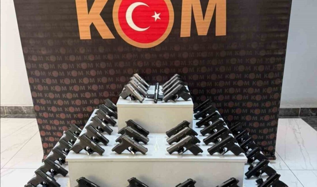 Uşak’ta Yolcu Otobüsünde Yapılan İncelemede 55 Ruhsatsız Tabanca Bulundu, Bir Kişi Tutuklandı Uşak'ta bir şehirler arası otobüste gerçekleştirilen aramada 55 ruhsatsız tabanca