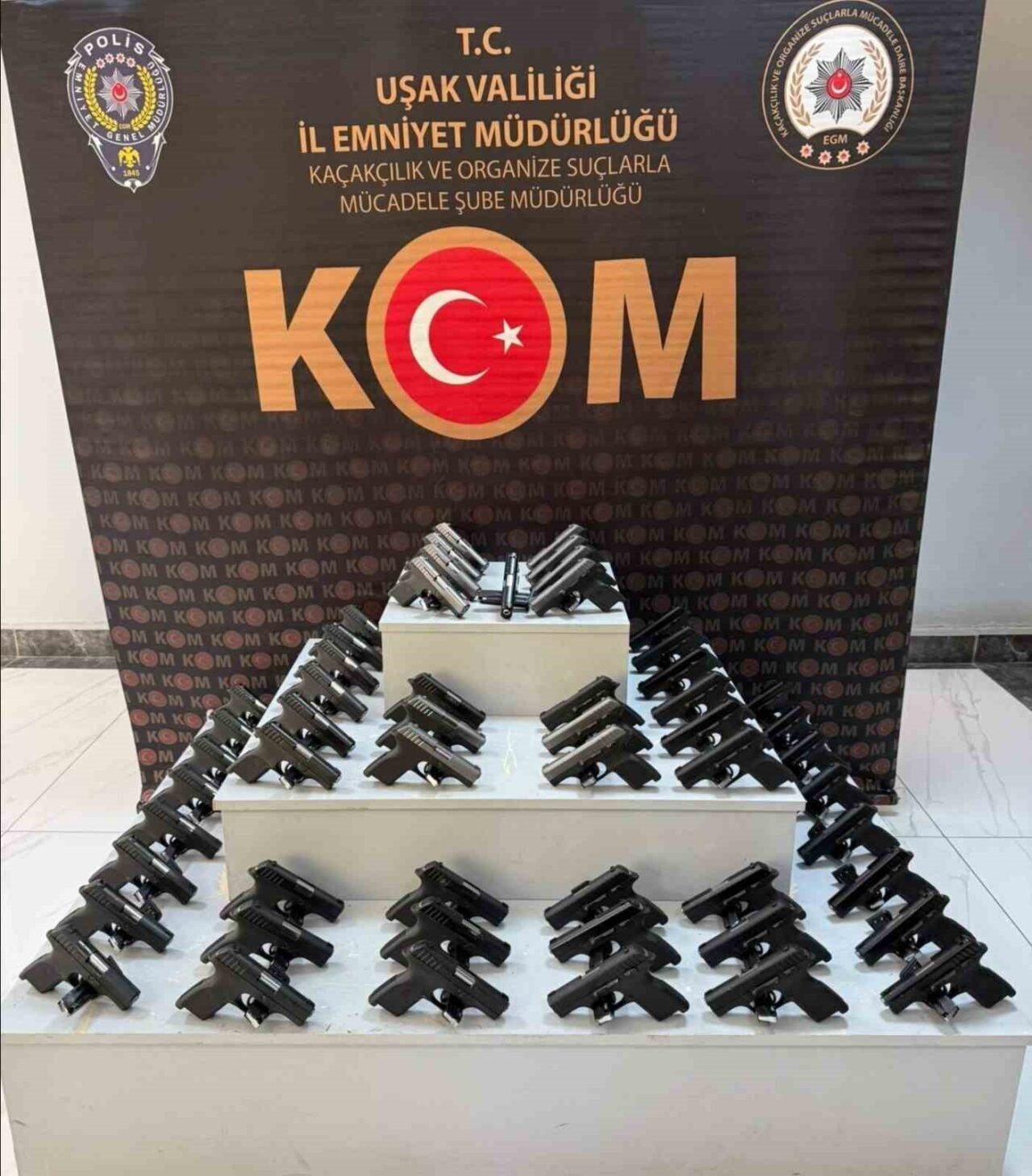 Uşak'ta bir şehirler arası otobüste gerçekleştirilen aramada 55 ruhsatsız tabanca