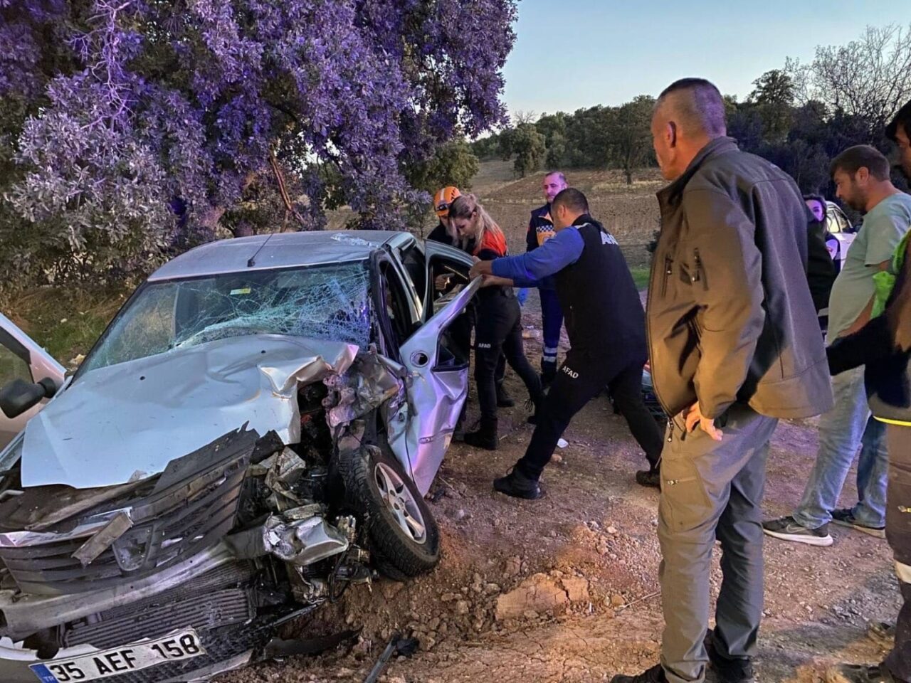 Uşak'ta meydana gelen kazada, V.K. idaresindeki traktörle H.G. yönetimindeki otomobil