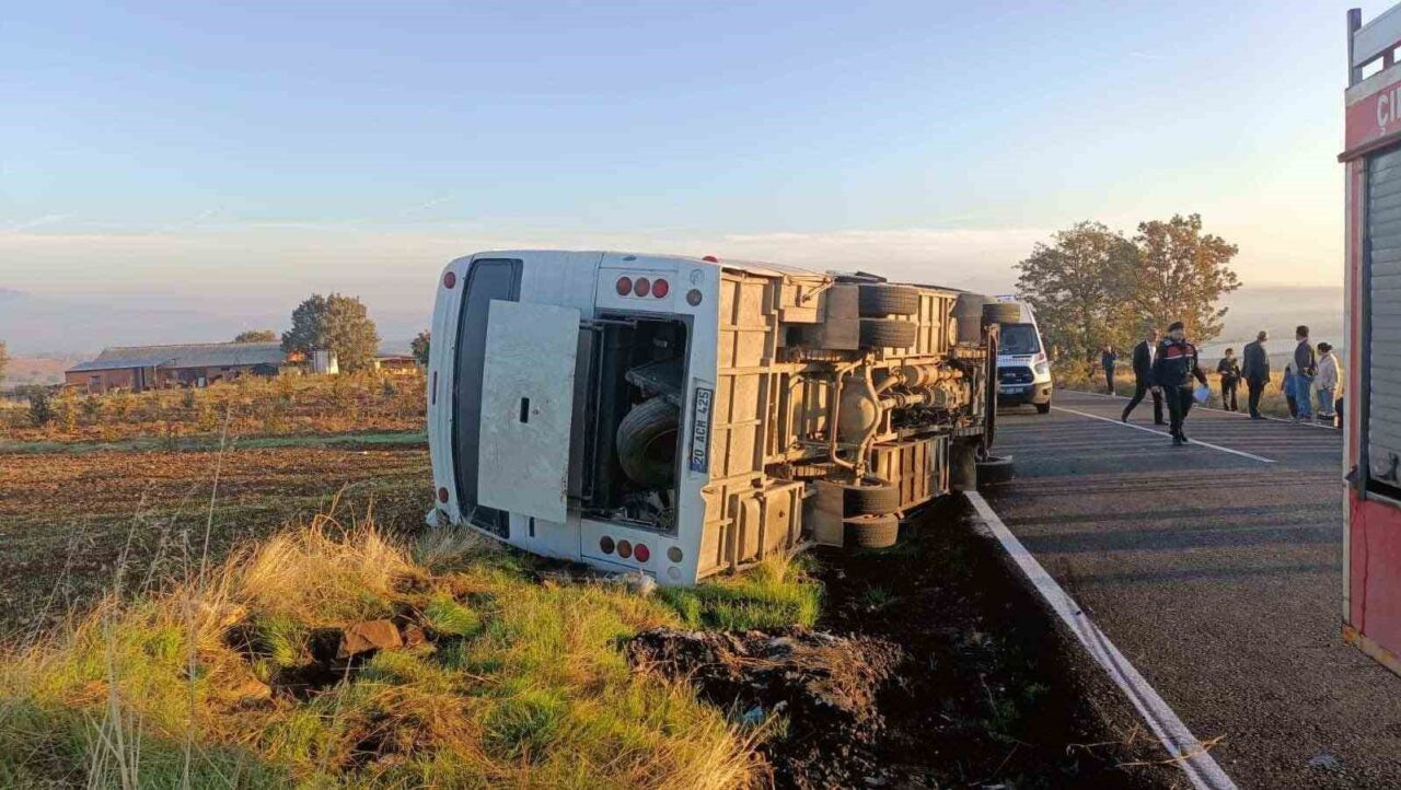 Uşak'ın Eşme ilçesi Poslu köyü yakınlarında tarım işçilerini taşıyan O.K.