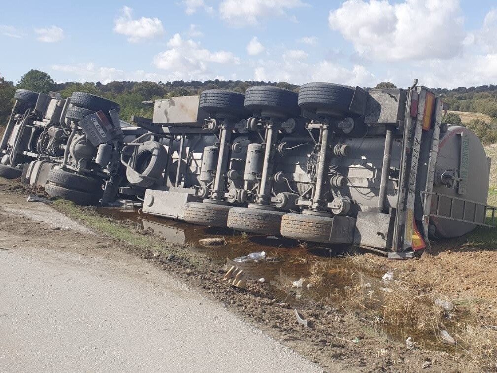 Uşak’ın Banaz ilçesi Kızılcasöğüt köyü yakınlarında A.C. (52) yönetimindeki tır