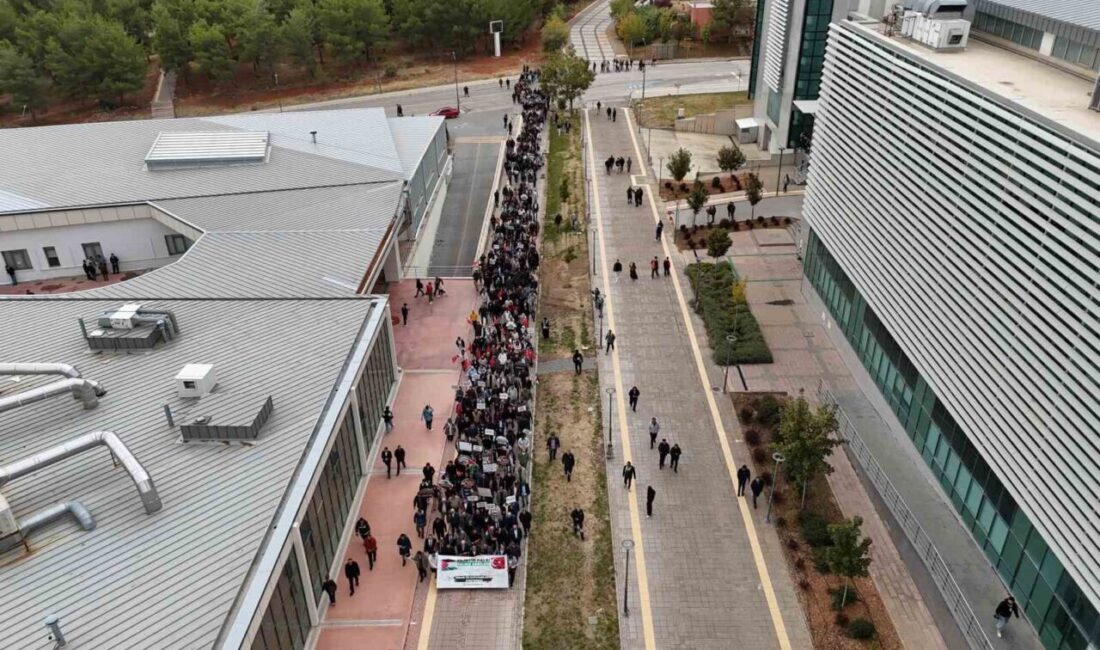 Uşak Üniversitesi öğrencileri, Gazze’ye destek amacıyla “Kardeşlik Yürüyüşü” gerçekleştirerek saldırılara tepki gösterdi. Uşak Üniversitesi öğrencileri, Gazze'ye yönelik saldırıları protesto etmek amacıyla "Gazze