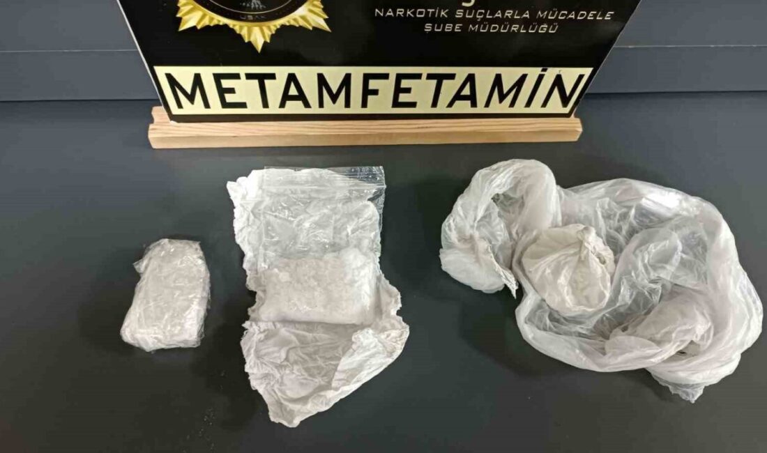 Uşak’ta Uyuşturucu Ticareti Üzerine Düzenlenen Operasyonda 2 Kişi Tutuklandı Uşak'ta yapılan narkotik operasyonunda, 81 gram metamfetamin ele geçirildi. İki