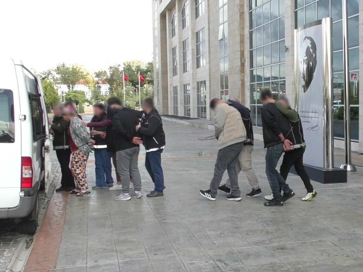 Uşak'ta düzenlenen operasyonlarda, Narkotik Suçlarla Mücadele Şube Müdürlüğü, 10 adreste