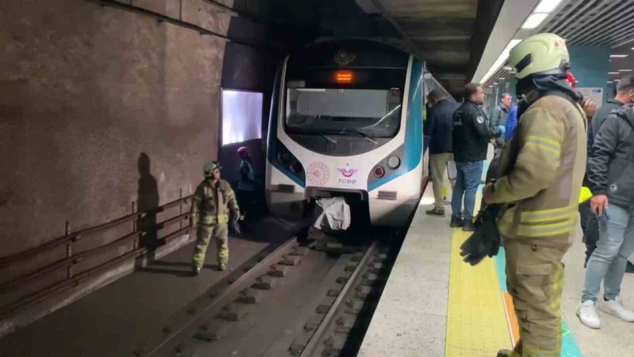 Üsküdar Marmaray İstasyonu'nda 26 yaşındaki D.M., trenin yaklaşması sırasında raylara