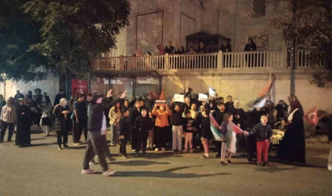 Üsküdar’daki Bahçelievler Mahallesi sakinleri, McDonald’s açılışını protesto ederek Gazze'deki İsrail