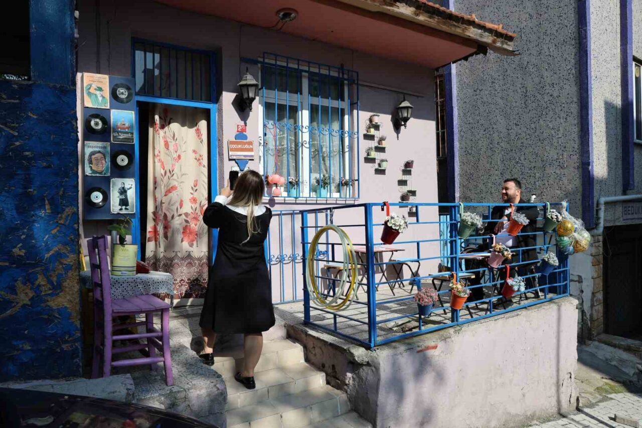 Üsküdar’daki "90’lar Evi", eski eşyalar ve nostaljik atmosferiyle ziyaretçilere geçmişi