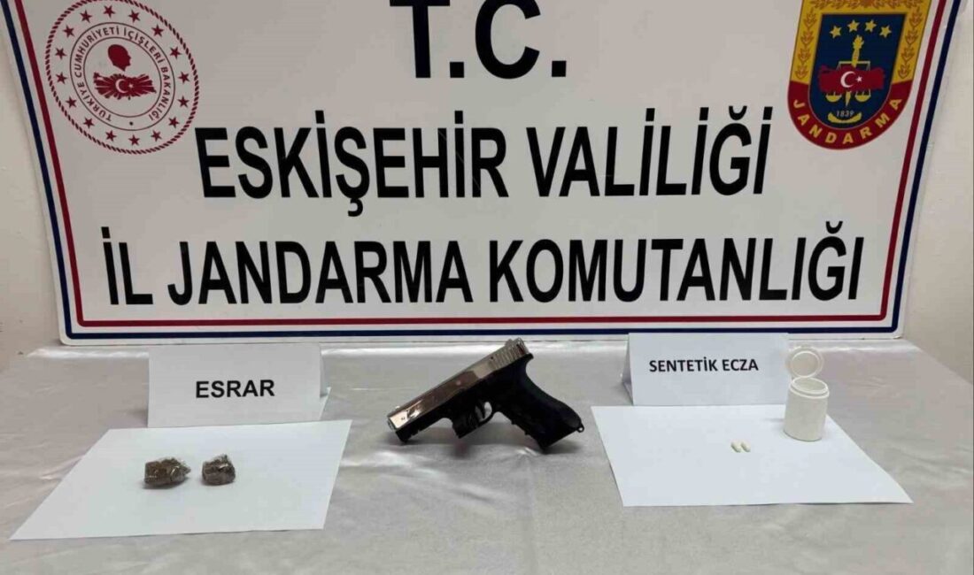 Eskişehir’de Uyuşturucu ve Silah Bulunduran Şahısa Operasyon Düzenlendi Eskişehir'de jandarma, Seyitgazi ilçesinde bir kişiye ait ev ve üzerinde